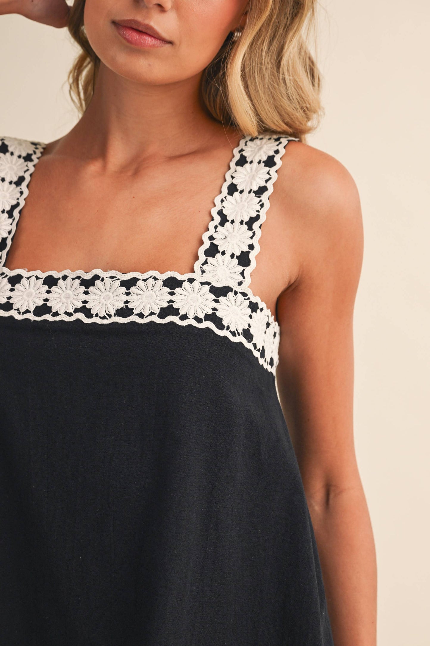 SLEEVELESS LINEN MINI DRESS WITH CONTRAST LACE TRIM